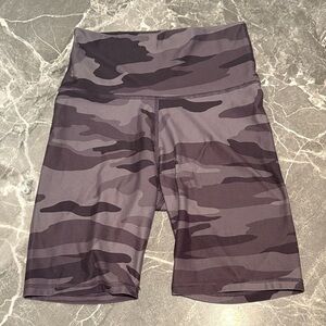aerie Women's High-Rise Camo Athletic Bike Shorts - Black & Gray